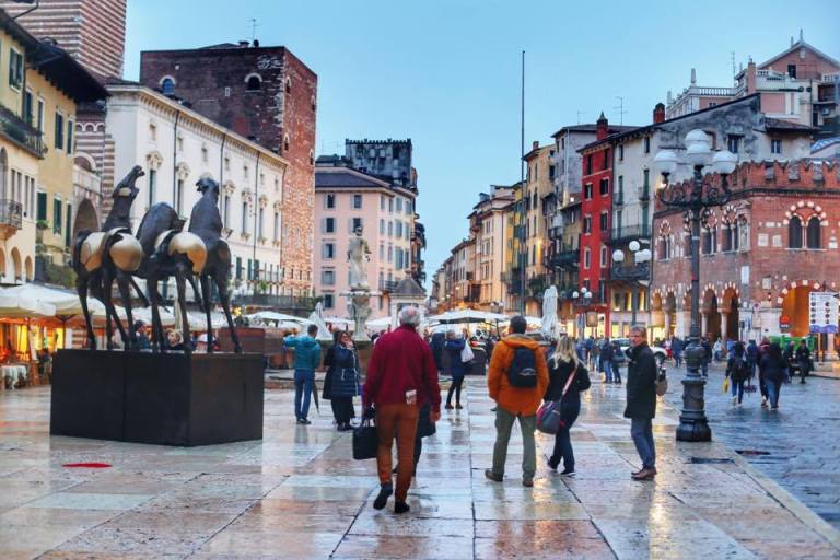 piazza-delle-erbe-verona-1