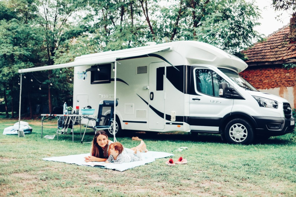 This image has an empty alt attribute; its file name is 48_camper-trip_88.jpg