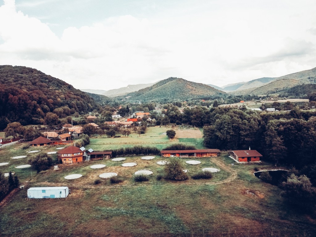 This image has an empty alt attribute; its file name is 52_camper-trip_109.jpg