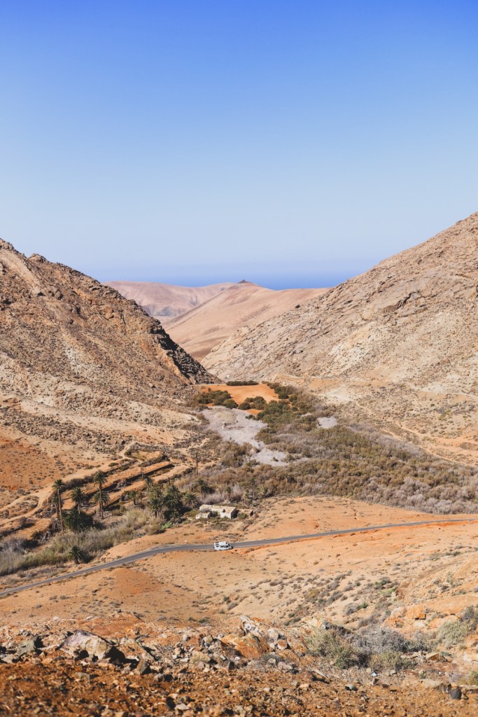 This image has an empty alt attribute; its file name is fuerteventura_drumul-prin-munti_3.jpg