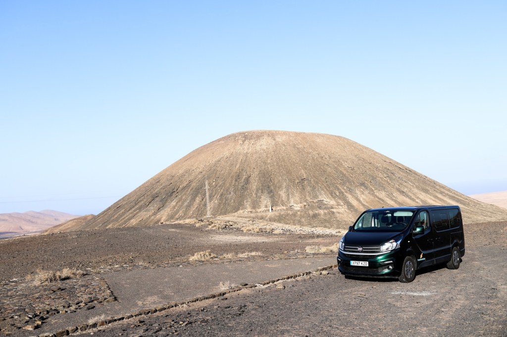 This image has an empty alt attribute; its file name is fuerteventura_drumul-prin-munti_5.jpg